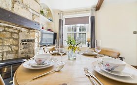 Romantic Cottage In The Cotswolds With Private Parking And Wifi
